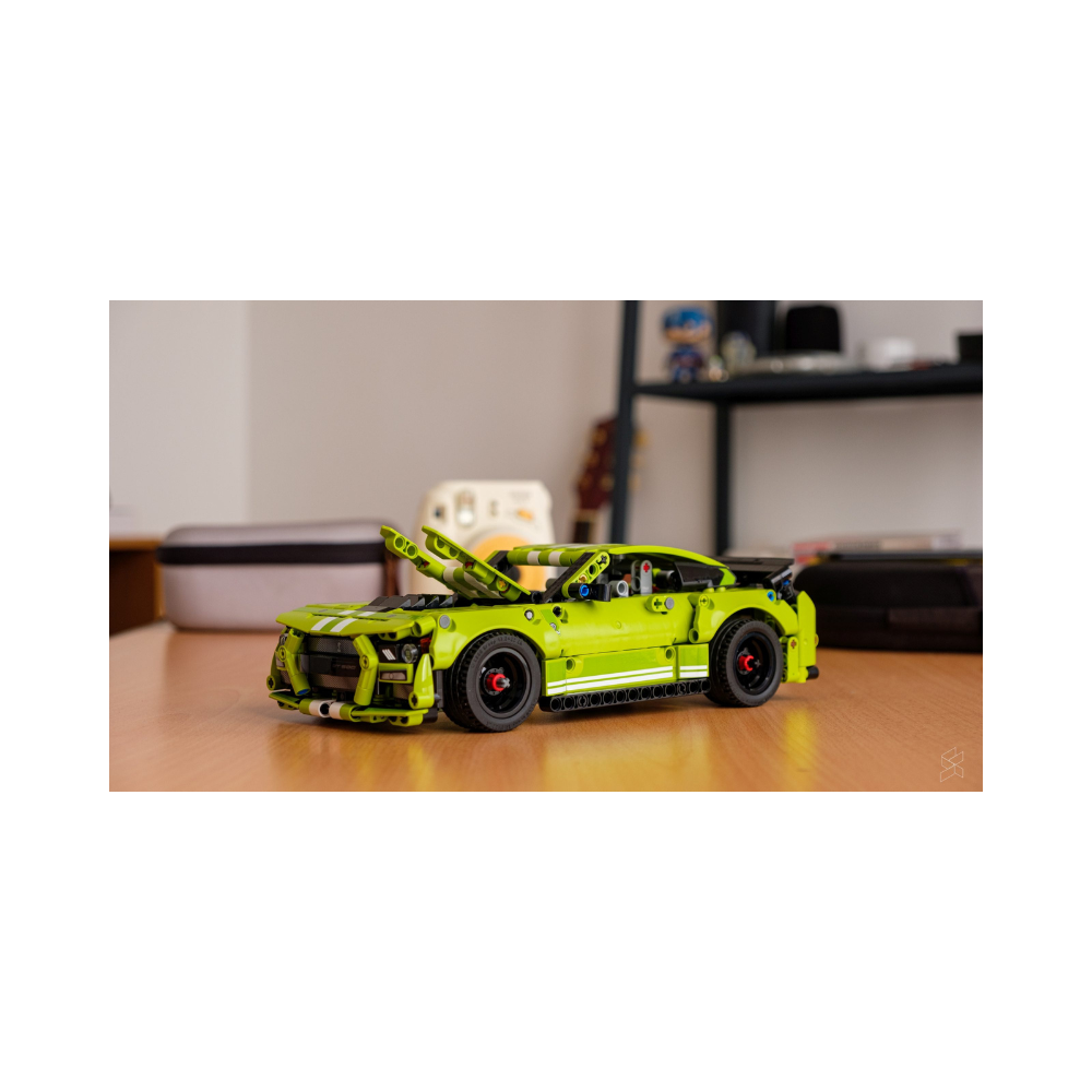 LEGO Technic Ford Mustang Shelby GT500 42138 - Image 2