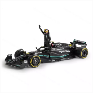 Bburago 1/24 F1 Model Car with Figure Mercedes-AMG Petronas 2023 W14 E-Performance #44 Lewis Hamilton 18-28028